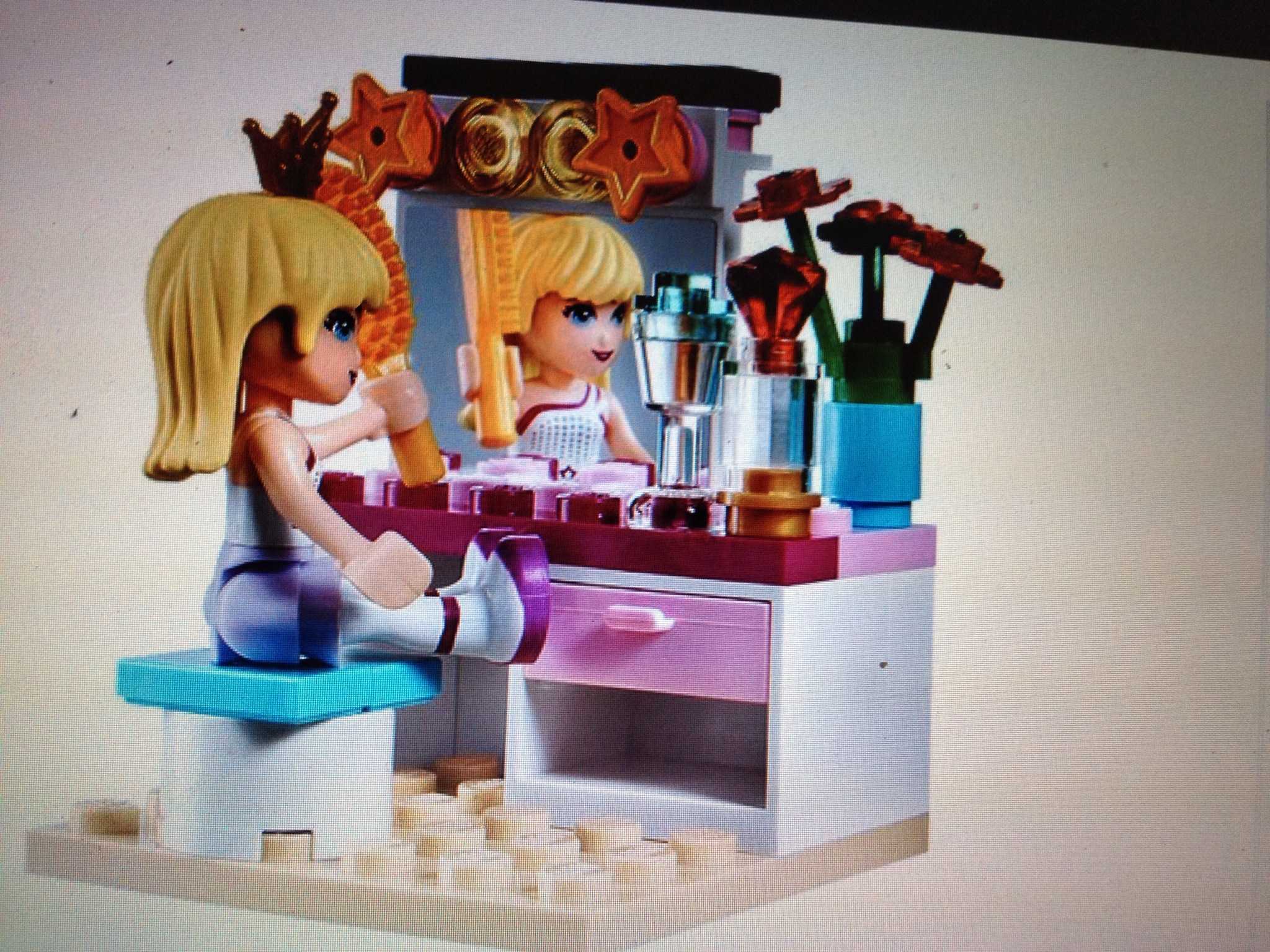 Elefantul și jucăriile Lego