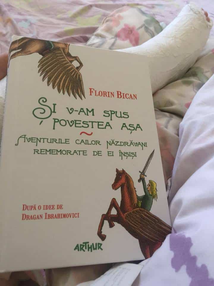 Băiețelul cu ghips la picior